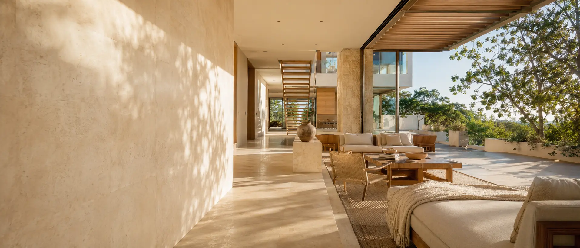 Arquitectura contemporánea mexicana iluminada por luz natural